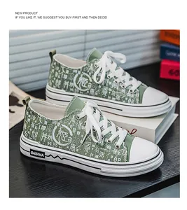 Eleganti sneakers basse in tela verde con stampa di caratteri cinesi e lacci bianchi
