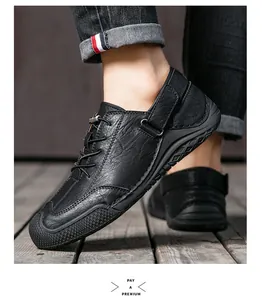 Gros plan détaillé de chaussures pour hommes en cuir noir faites à la main, style slip-on.