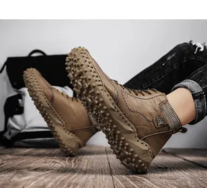 Detalle de botas Martin marrones de caña alta con suela de goma con tacos y cuello de calcetín