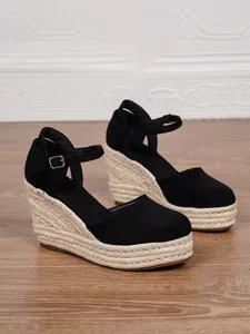 Schwarze Espadrilles-Sandalen mit Keilabsatz, geschlossener Kappe und Jute-Plateau