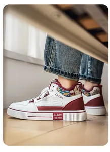 Vista dettagliata di sneaker alte bianco e bordeaux con fodera in pile e motivi etnici