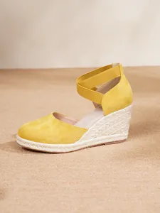 Sandalias de cuña tipo alpargata amarillas con puntera cerrada y correa al tobillo