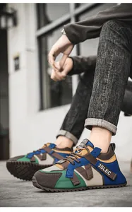 Detailansicht der klobigen Herren-Sneaker im Colorblock-Design mit dicker Gummisohle