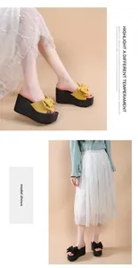 Detailansicht der Keilabsatz-Sandalen mit Schleife für Damen für den Sommer am Strand