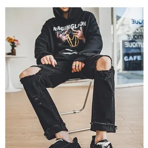 Lifestyle-Ansicht von schwarzen Herren-Sneakern mit dicker Sohle kombiniert mit Jeans