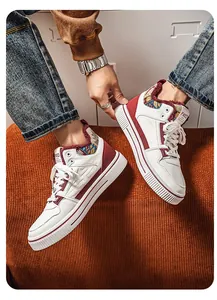 Dettaglio di sneakers alte da uomo in pelle con calda fodera in ecopelliccia rossa per l'inverno