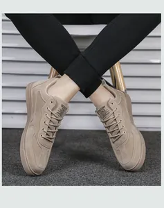 Λεπτομερής προβολή ανδρικών μπεζ σουέτ casual sneakers με σχέδιο με κορδόνια