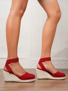 Vista lateral de sandalias de cuña tipo alpargata de lona roja con cómodas correas elásticas
