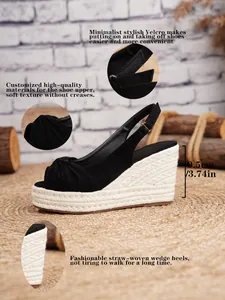 Primer plano de sandalias de cuña negras con tacón de 9,5 cm y cierre de velcro