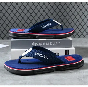 Seitenansicht blauer Herren-Flip-Flops mit dicker Sohle und rutschfestem Fußbett.