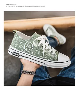 Vista dettagliata della sneaker in tela verde con stampa calligrafica bianca e logo GAISIMA