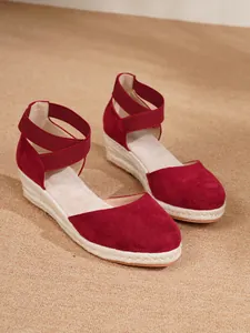 Sandalias de cuña en gamuza roja con suela de yute trenzado y correas elásticas