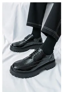 Detailansicht von schwarzen Lackleder-Brogues mit einer klobigen Plateausohle