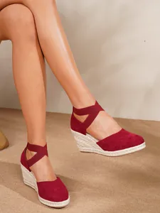 Vista detallada de elegantes alpargatas de cuña en gamuza roja con tiras elásticas