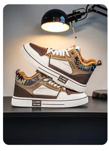 Dettaglio laterale delle sneakers da uomo in pelle con calda fodera in pile