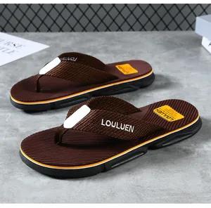 Detailansicht brauner Herren-Flip-Flops mit gewebten Riemen und dicker, rutschfester Sohle