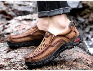 Detalle de mocasines vintage de cuero marrón para hombre con diseño perforado.