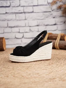 Sandalias de cuña negras de punta abierta con plataforma de cuerda y tira al tobillo.