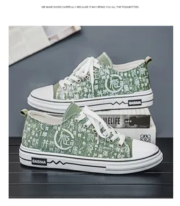 Dettaglio scarpe da ginnastica in tela verde con motivo calligrafico bianco e logo GAISIMA