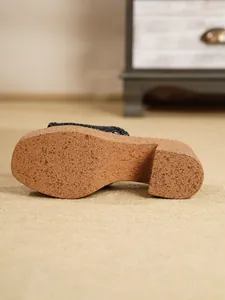 Primer plano de la cuña con textura de corcho y plataforma de una sandalia trenzada