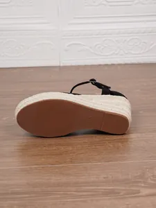 Detailansicht der strohumwickelten Keilplattform und rutschfesten Gummisohle für Sandalen.