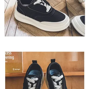 Detailansicht der dicken weißen Plateausohle und des schwarzen Canvas-Obermaterials des Sneakers