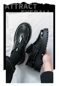 Nahaufnahme von stilvollen schwarzen Lackleder-Plateau-Brogues mit dicker Sohle