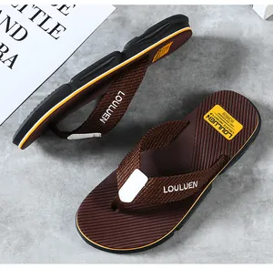 Detailansicht stilvoller brauner Herren-Flip-Flops mit gewebten Riemen und dicker Sohle