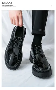 Nahaufnahme der stilvollen schwarzen Lackleder-Plateau-Oxfordschuhe mit Brogue-Muster