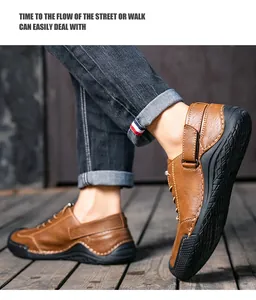 Détail des mocassins décontractés pour hommes en cuir marron fait main avec semelle