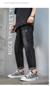 Vista dettagliata di scarpe di tela a motivi alla moda abbinate a jeans neri lavati