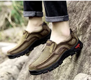 Detalle de zapatos casuales retro para hombre con diseño perforado y suela cosida a mano.