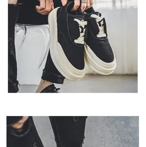 Detail der Herren-Plateau-Sneaker mit dicker cremefarbener Sohle und schwarzem Canvas