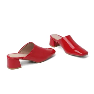 Vue détaillée de mules à talons épais en cuir verni rouge brillant pour femmes chic