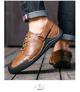 Vue détaillée de chaussures décontractées en cuir marron pour hommes sur bois naturel