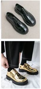 Detailansicht der glänzenden schwarzen und goldenen Plateau-Brogue-Schuhe für Herren.