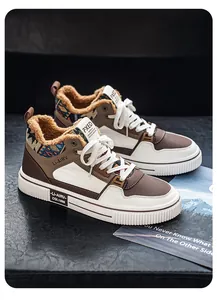 Vista laterale delle sneakers casual da uomo in pelle foderate in peluche bianco e marrone.