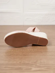 Detalle de la suela de goma marrón en alpargata de cuña con lona rosa