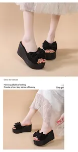 Elegante schwarze Keilsandaletten mit modischer Schleife und strukturierter Plateausohle