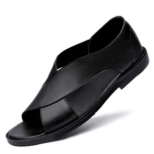 Sandales en cuir noir pour hommes avec brides croisées et semelle souple élégante