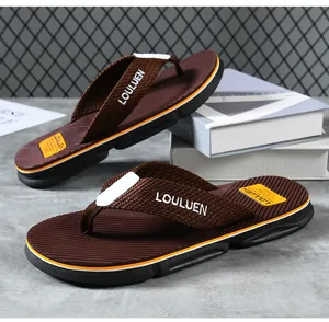 Herren Flip-Flops in Braun mit LOULUEN-Stickerei auf Webriemen und bequemen Sohlen.