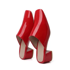 Mules élégantes en cuir verni rouge avec talon bloc épais et bout carré détaillé