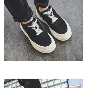Detailansicht der Herren-Plateausneaker aus schwarzem Canvas mit dicker weißer Sohle.