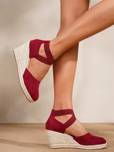 Elegantes alpargatas de cuña en ante color burdeos con correas elásticas cruzadas al tobillo