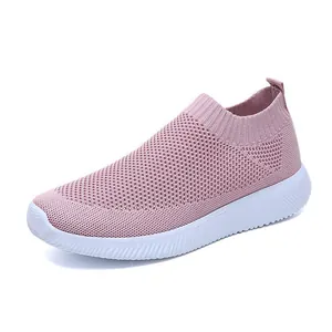 Detailansicht pinker atmungsaktiver Socken-Sneaker für Damen mit flexibler weißer Sohle
