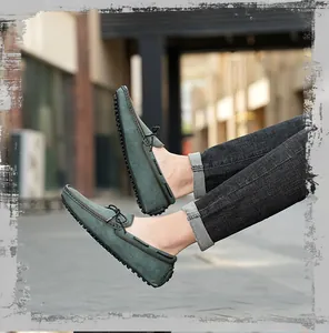 Détail rapproché des mocassins pour homme en daim vert avec une semelle à picots