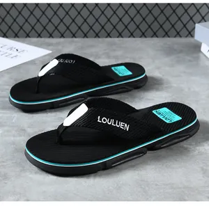 Detailansicht stilvoller schwarzer Herren-Flip-Flops mit dicker Sohle und Akzenten