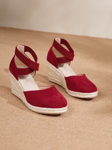 Sandalias de cuña tipo alpargata rojas con punta cerrada y tiras cruzadas