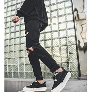 Detailansicht von schwarzen Herren-Plateau-Sneakern mit weißer dicker Sohle im Casual-Stil