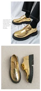 Detailansicht goldener Plateauschuhe im Brogue-Stil mit dicker schwarzer Gummisohle